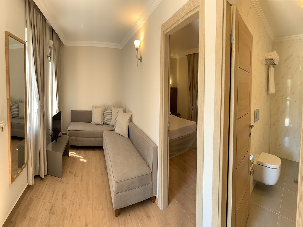 MOONSHINE SUITES HOTEL