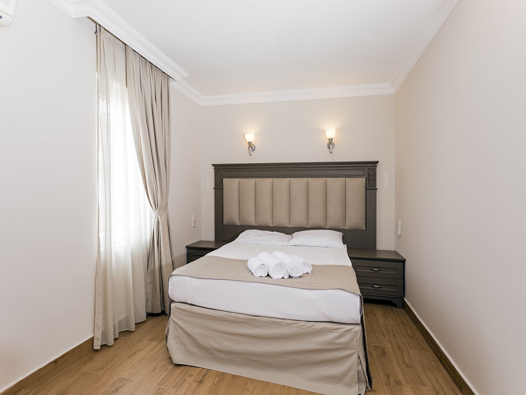 MOONSHINE SUITES HOTEL