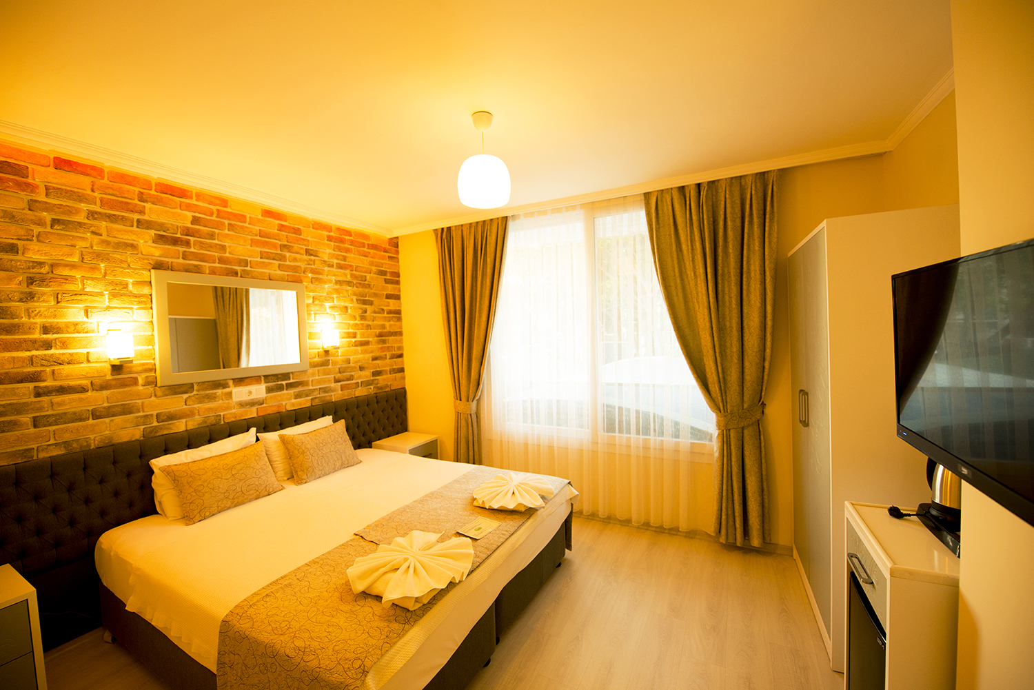 TONOZ BEACH HOTEL