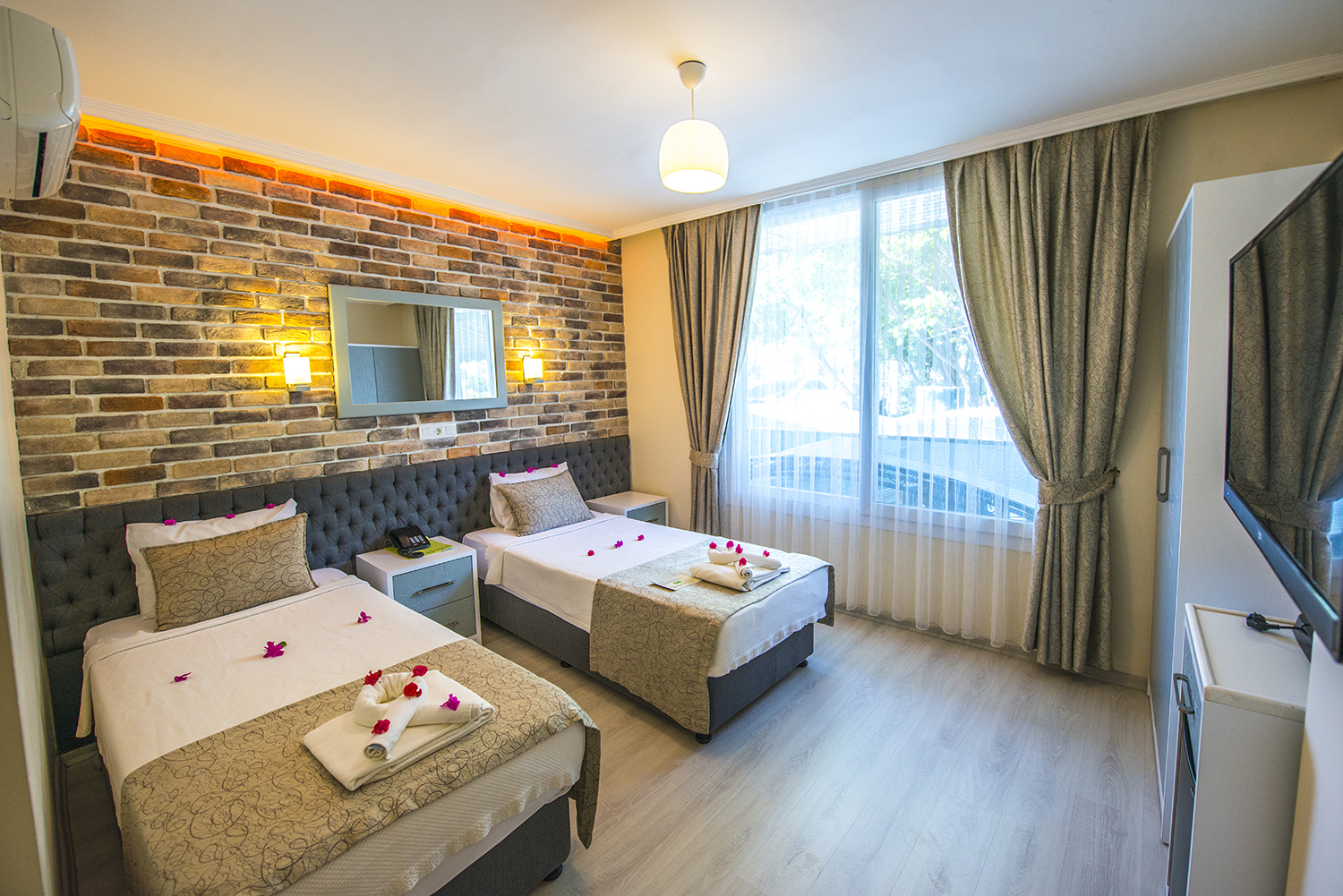 TONOZ BEACH HOTEL