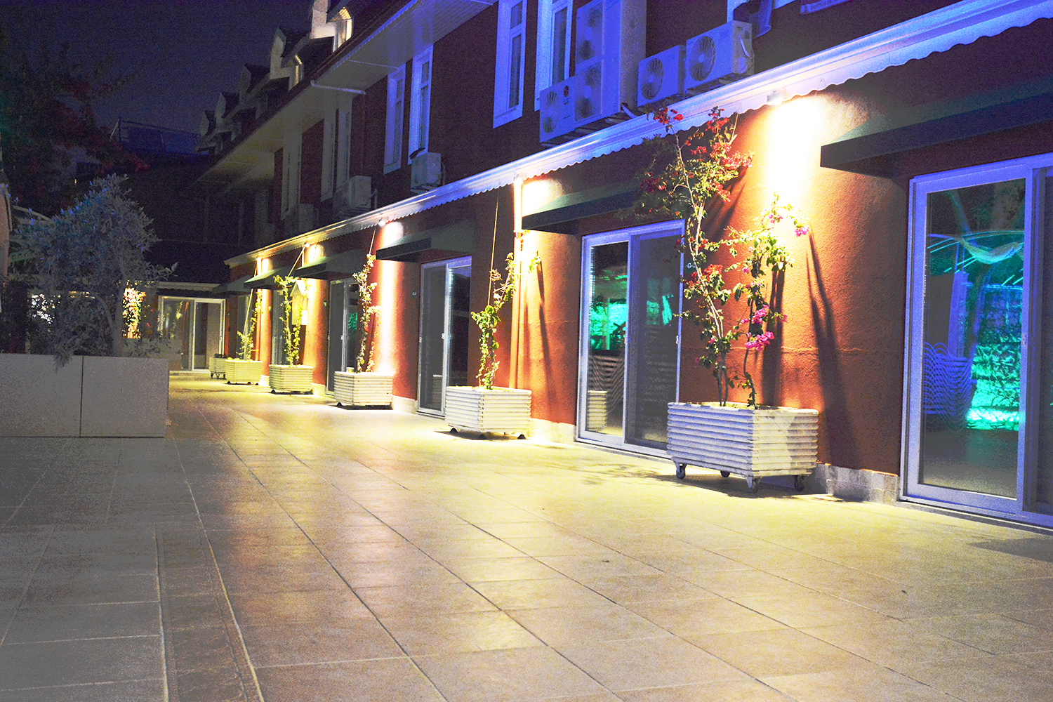 TONOZ BEACH HOTEL