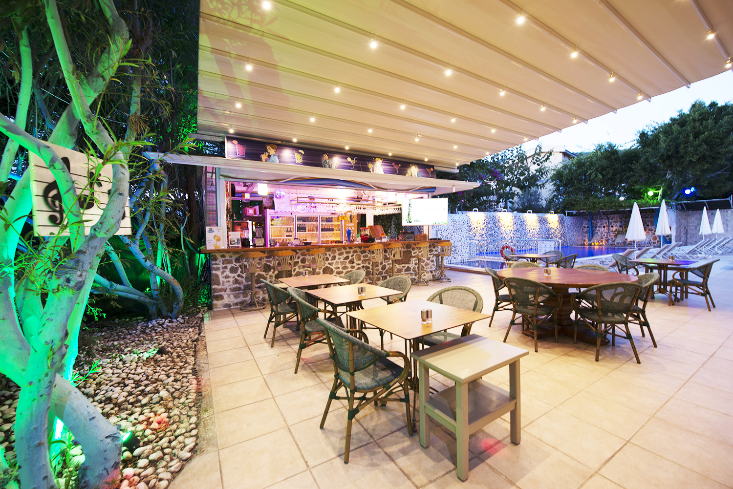 TONOZ BEACH HOTEL