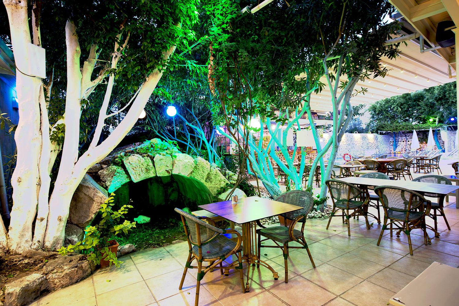 TONOZ BEACH HOTEL