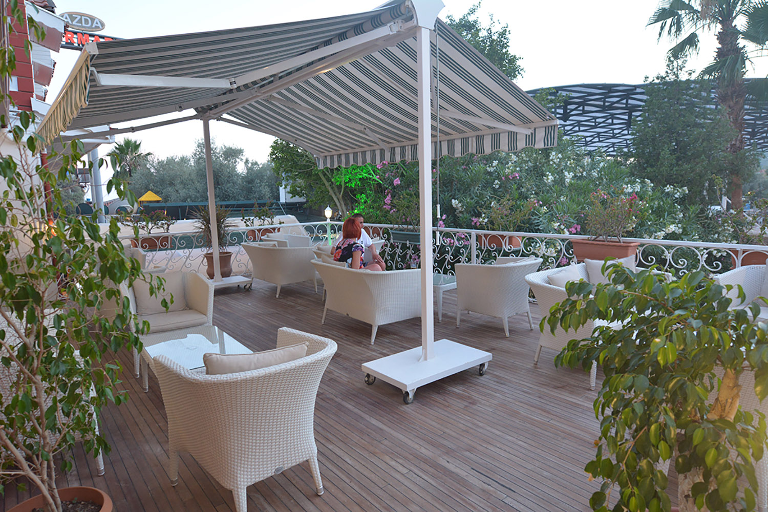 TONOZ BEACH HOTEL