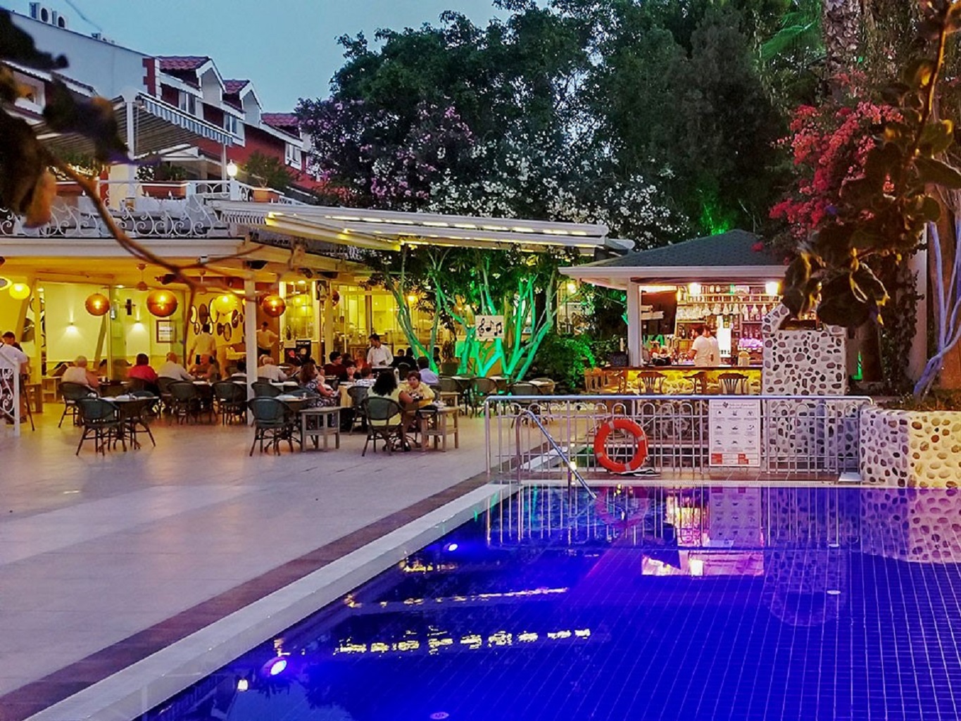 TONOZ BEACH HOTEL