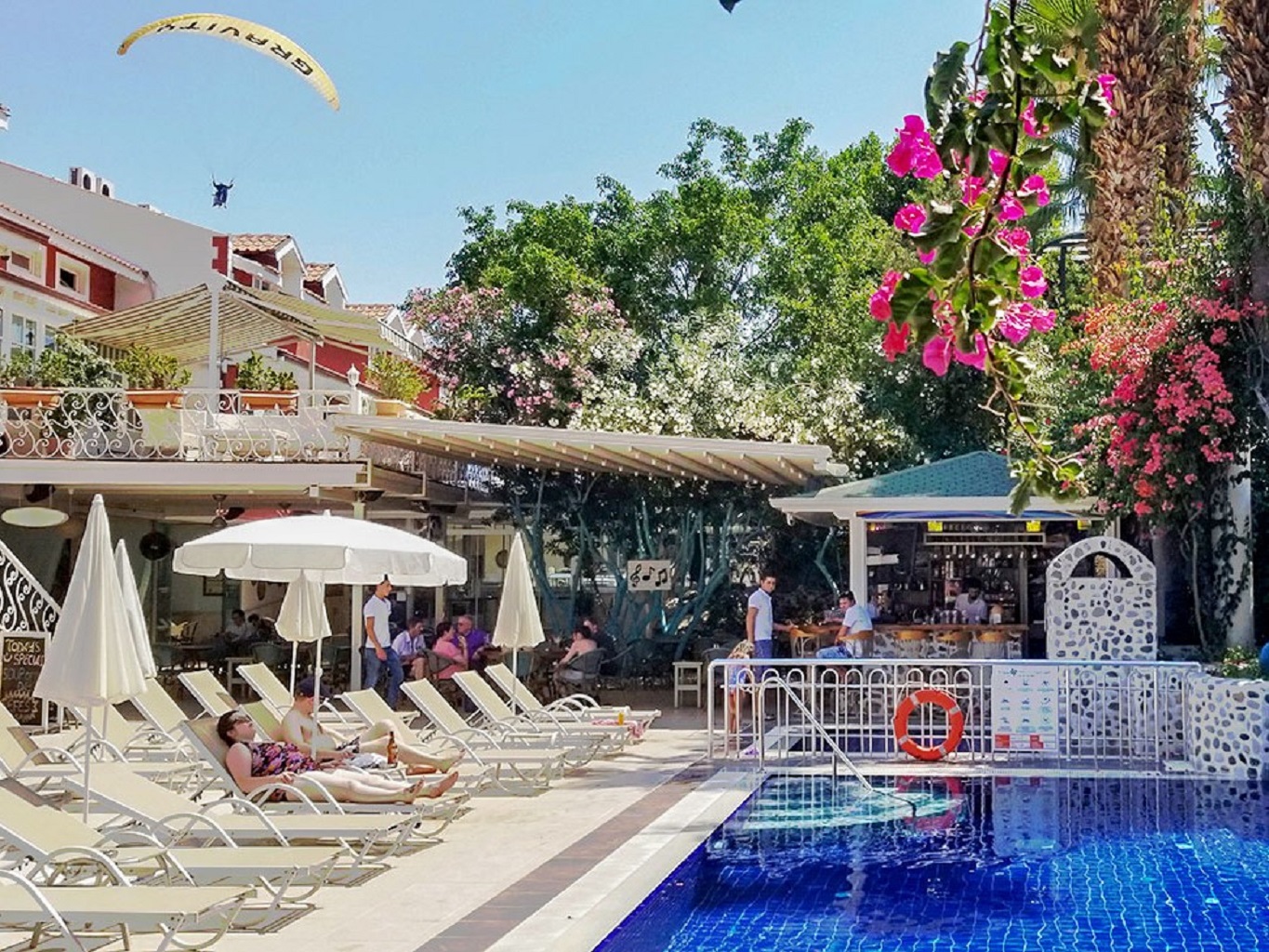 TONOZ BEACH HOTEL