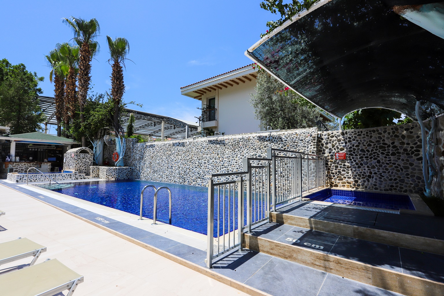 TONOZ BEACH HOTEL