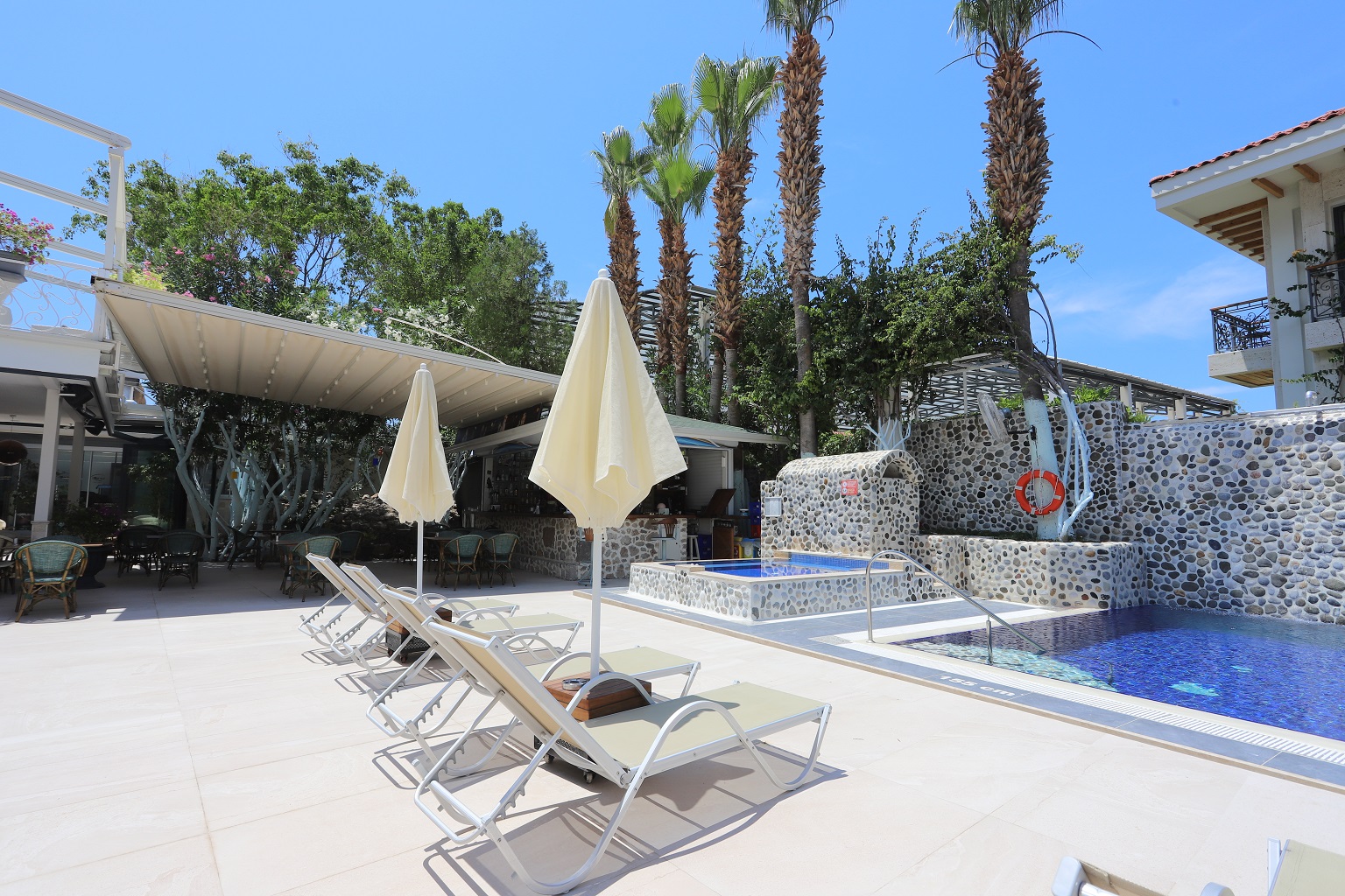 TONOZ BEACH HOTEL