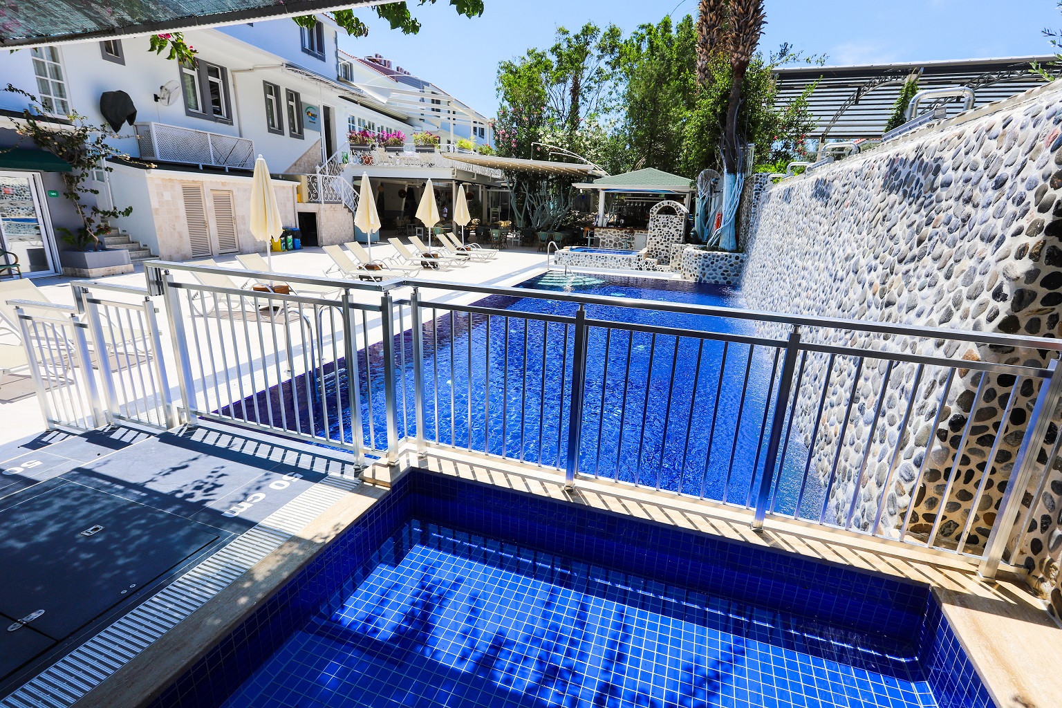 TONOZ BEACH HOTEL