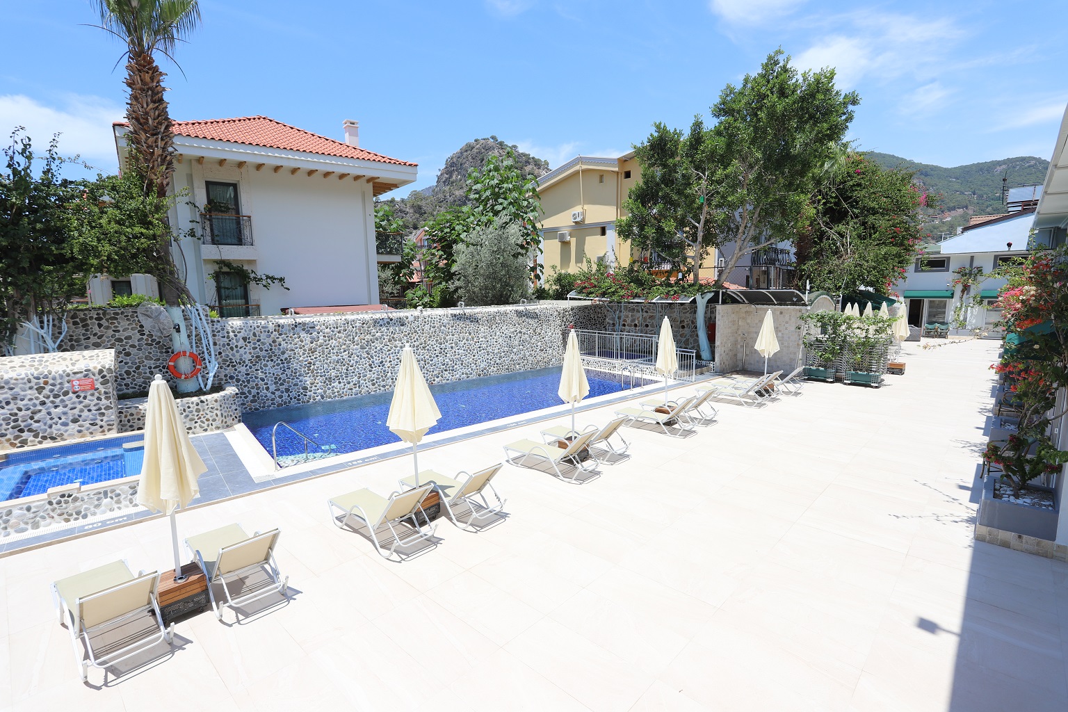TONOZ BEACH HOTEL
