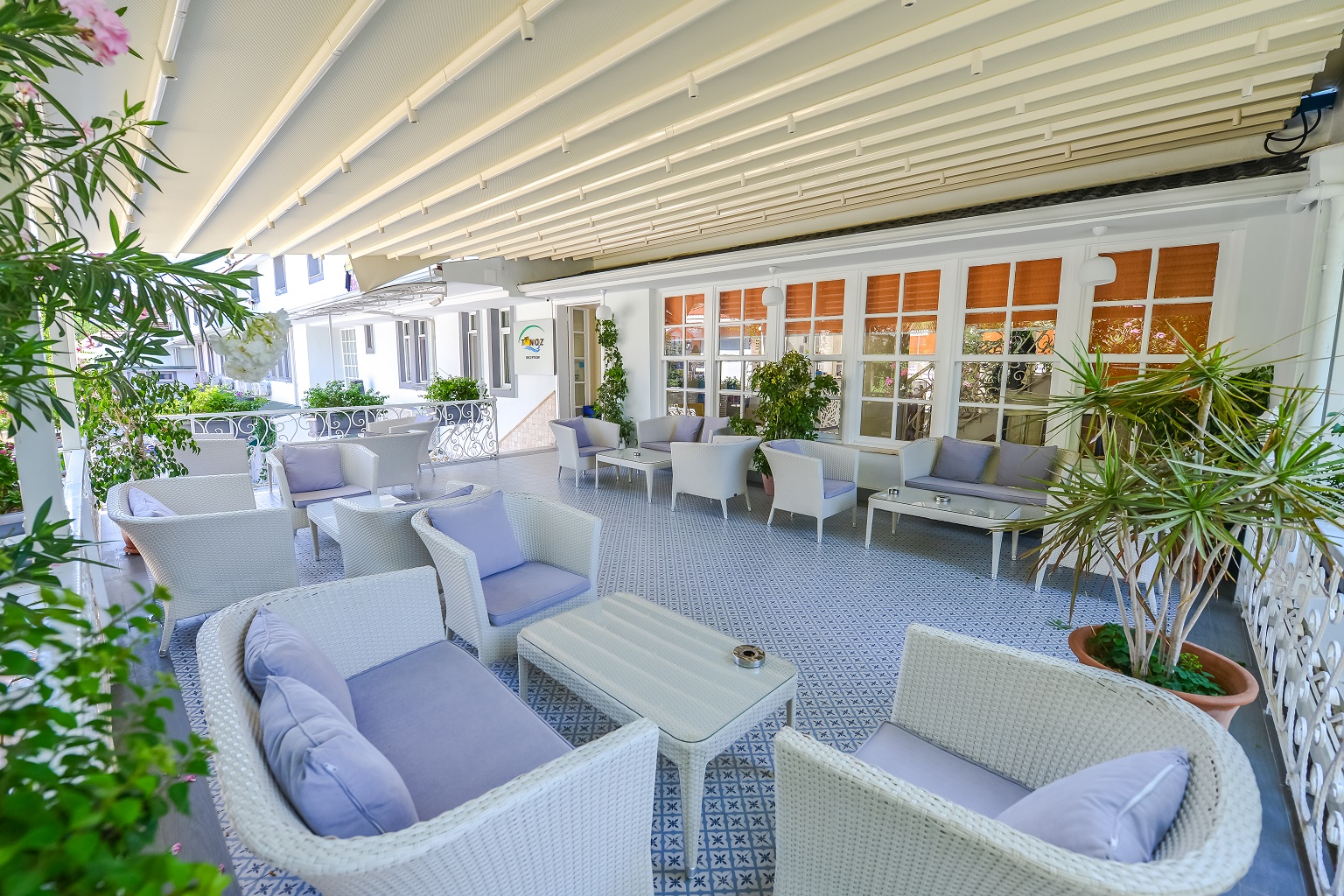 TONOZ BEACH HOTEL