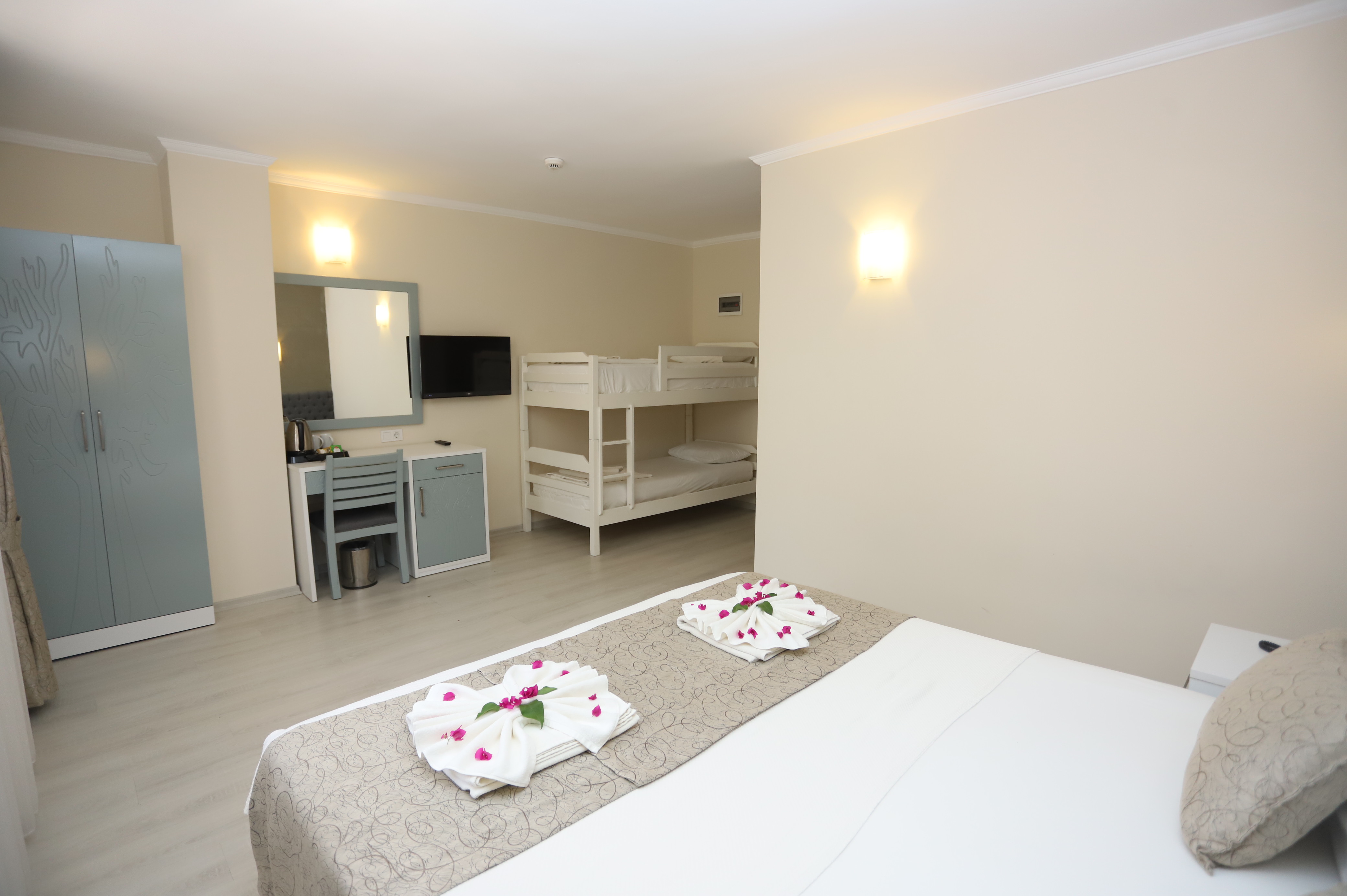 TONOZ BEACH HOTEL
