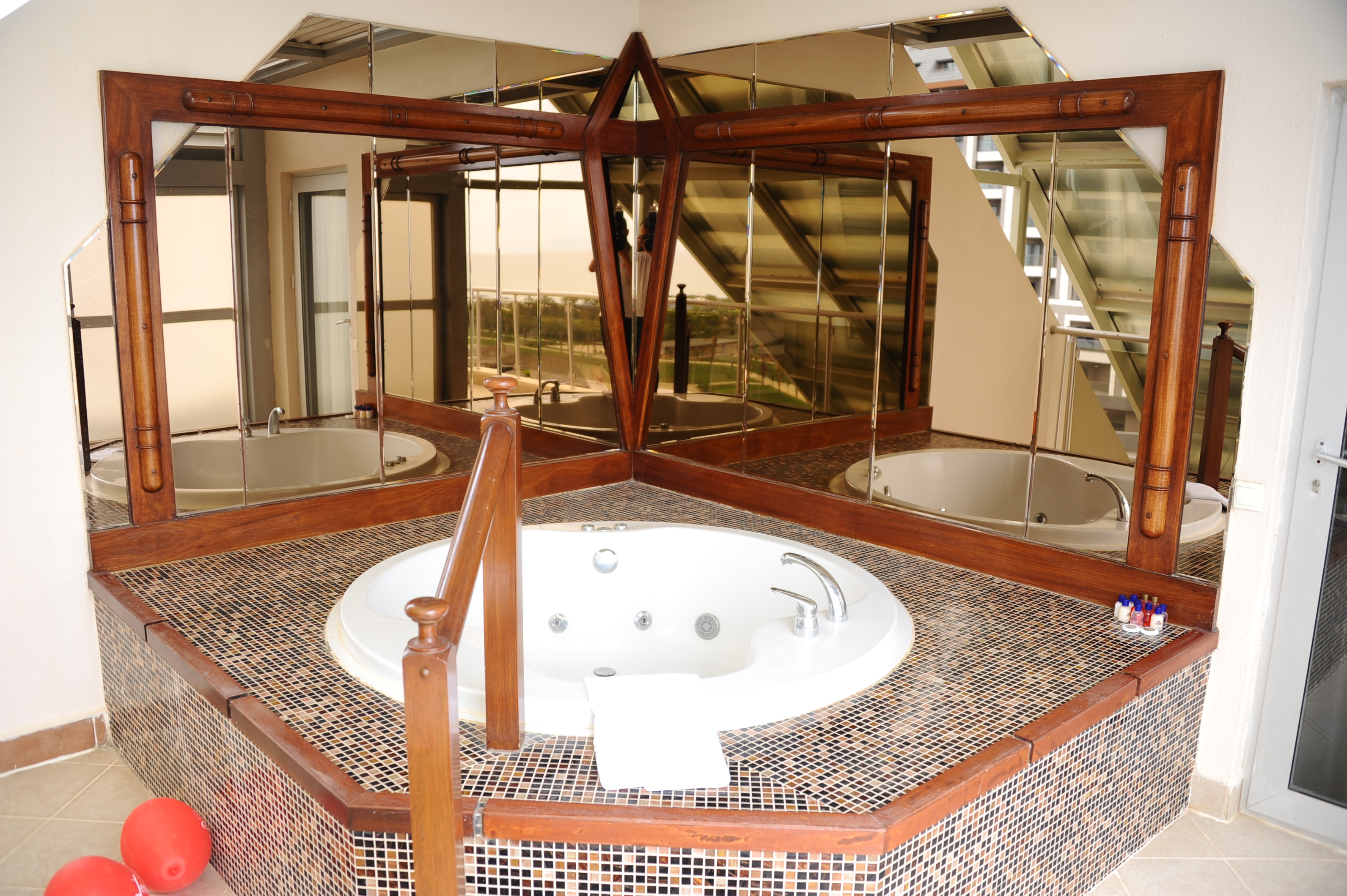 SATURN PALACE