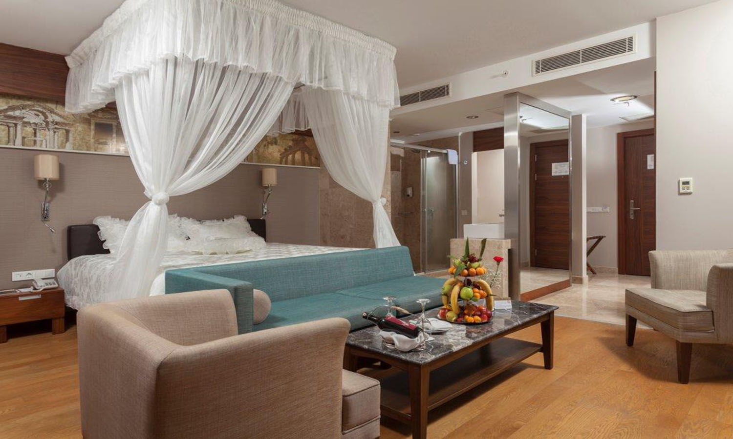 COMMODORE ELITE SUITES & SPA